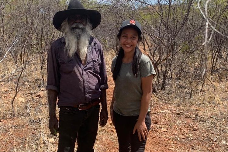 Yoseva bersama salah satu tetua suku Aborigin, saat menemani Departemen Pariwisata melihat lokasi untuk pembuatan jalur pariwisata.