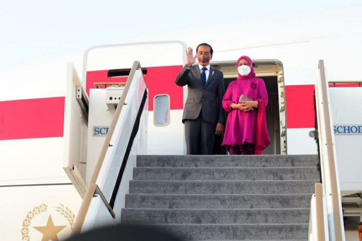 Presiden Joko Widodo dan Ibu Iriana Joko Widodo beserta rombongan bertolak menuju Tanah Air dari Bandar Udara Internasional Abu Dhabi, Persatuan Emirat Arab (UEA), Jumat petang (1/7/2022)