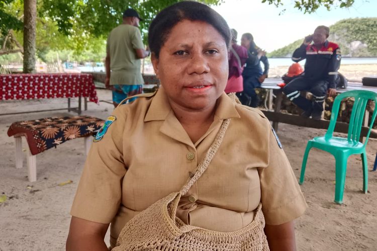 Kepala Kampung Friwen, Friwen Inse Mina Wawiyay (31) saat ditemui di Kampung Friwen, Raja Ampat, Papua Barat Daya, Jumat (8/6/2024).