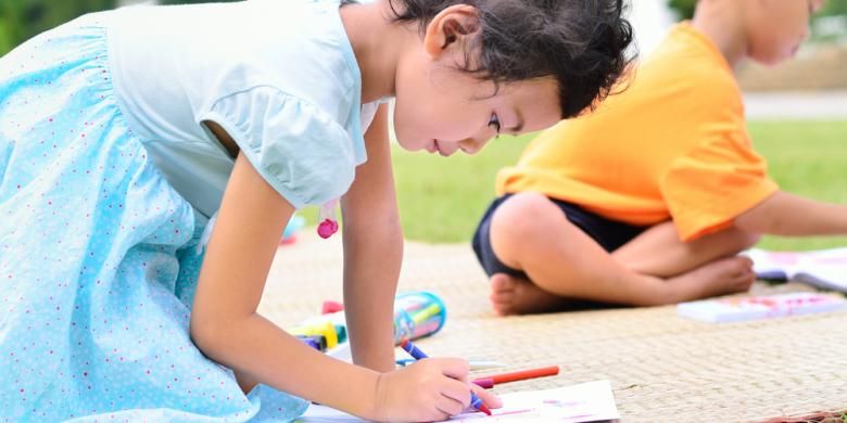 Pada masa usia emas (golden age), otak anak-anak mampu secara cepat menyerap berbagai informasi yang diterima dari lingkungan sekelilingnya. Pada masa ini pula anak-anak mahir meniru tingkah laku dan kebiasaan yang dilihat di sekitarnya. 