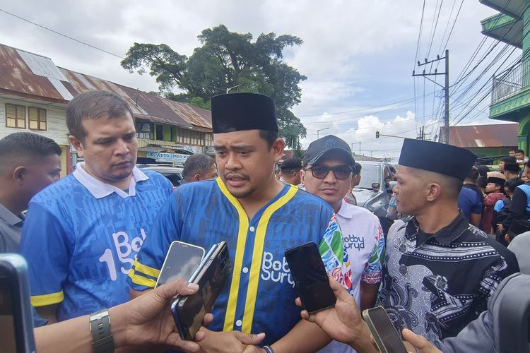 Calon Gubernur Sumut nomor urut 1 Bobby Nasution saat diwawancarai media.
