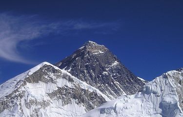 Ilustrasi Gunung Everest, puncak tertinggi di Benua Asia.