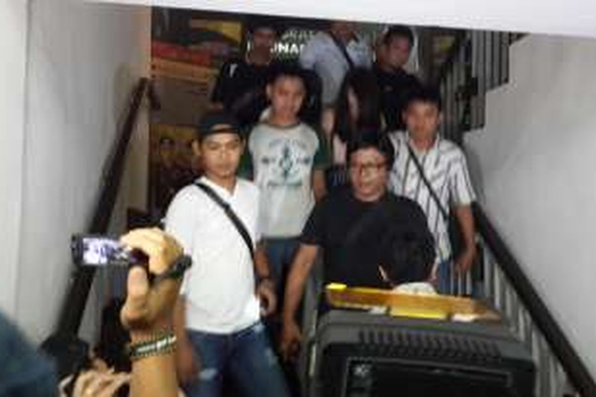 Hani, teman Wayan Mirna Salihin (27) usai diperiksa penyidik Polda Metro Jaya, Jakarta, Senin (25/1/2016).