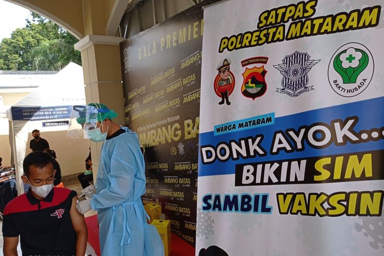Salah satu peserta ujian SIM mendapatkan pelayanan vaksinasi Covid-19 gratis di Polresta Mataram, Kamis (24/6/2021)