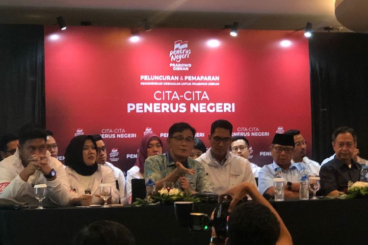 Ketua Dewan Pakar TKN Prabowo-Gibran, Burhanuddin Abdullah (tiga dari kanan) dan Budiman Sudjatmiko dalam acara peluncuran dan pemaparan rekomendasi kebijakan umum Prabowo dan Gibran bertema “Cita-cita Penerus Negeri” di kawasan Kemang, Jakarta Selatan, Rabu (13/12/2023).