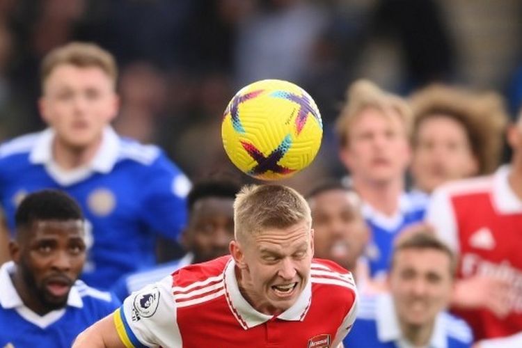 Oleksandr Zinchenko (tengah depan) berusaha menyundul bola dalam laga Leicester vs Arsenal pada ajang Liga Inggris pekan ke-25, Sabtu (25/2/2023) malam WIB di King Power Stadium.