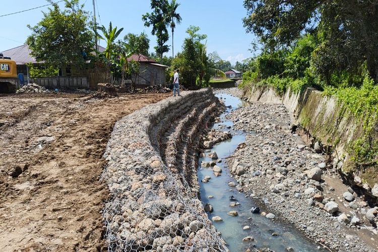 Proses pembangunan talud bronjong oleh NHM Peduli di Desa Tahane, Kecamatan Malifut, Kabupaten Halmahera Utara. 