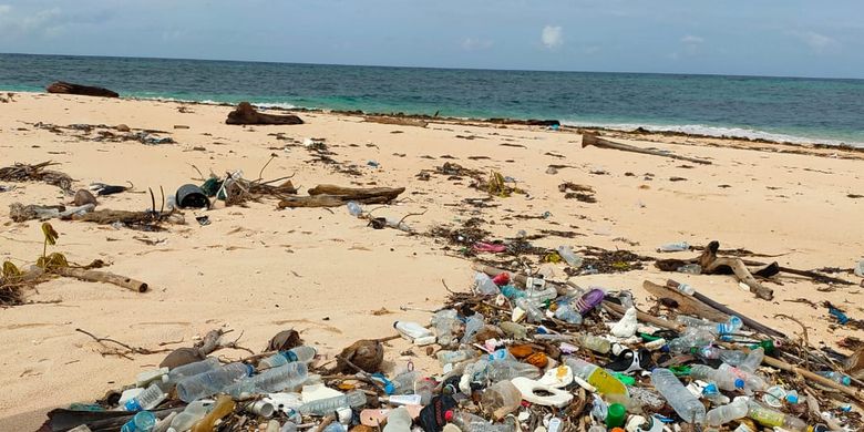Sampah di pesisir pantai di kawasan wisata Wakatobi. Sebagian besar sampah dari rumah tangga menumpuk di sejumlah pantai-pantai di kawasan wisata ini.
