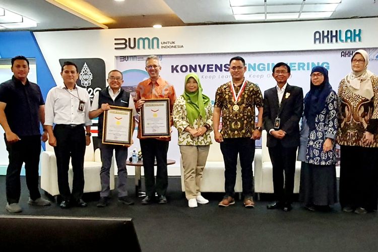 UNJ dan WIKA meraih penghargaan MURI atas rekor BUMN pertama yang menyusun Kurikulum Building Information Modelling (BIM) dengan Perguruan Tinggi pada Kamis, 3 November 2022 di kantor pusat WIKA.