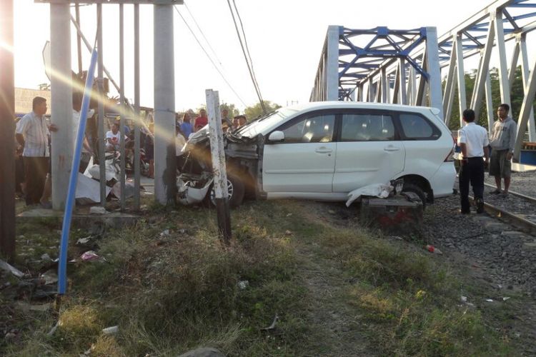 Minibus Xenia bernopol K 9237 GF‎ yang dikemudikan Hendro ringsek usai dihajar Kereta Api di rel perlintasan Kereta Api tanpa palang pintu di Desa Sedadi, Kecamatan Penawangan, Kabupaten Grobogan, Kamis (21/9/2017) pagi.