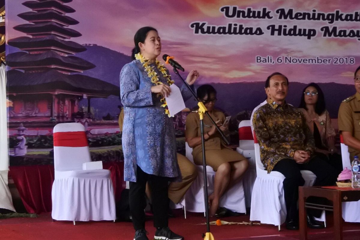 Menteri Koordinator Bidang Pembangunan Manusia dan Kebudayaan Puan Maharani saat memberikan bantuan kepada warga Desa Penarungan dalam kunjungan kerjanya ke Kabupaten Badung, Bali, Selasa (6/11/2018)