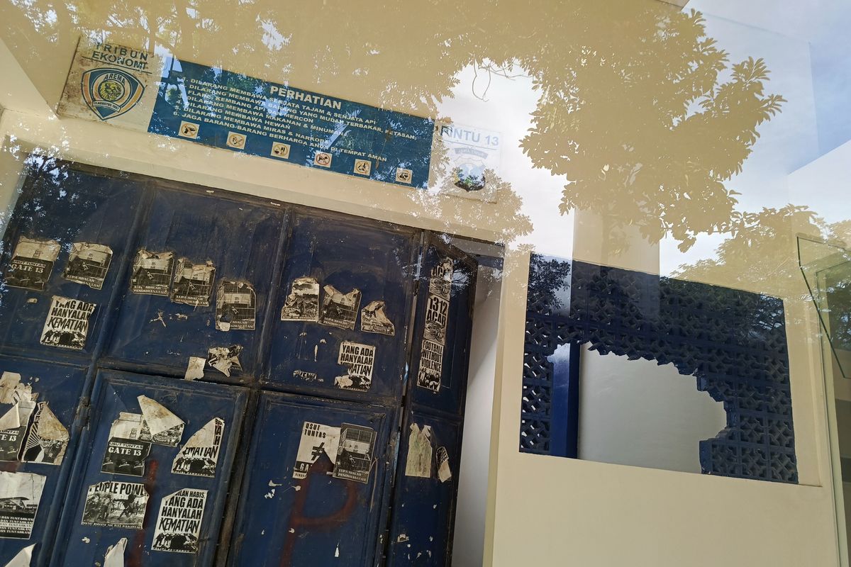 Gate 13 Stadion Kanjuruhan yang menjadi tempat utama terjebaknya suporter Arema FC, Aremania menuju pintu keluar mengakibatkan 135 orang meninggal dunia, ratusan lainnya luka-luka, dan dunia sepak bola terguncang.