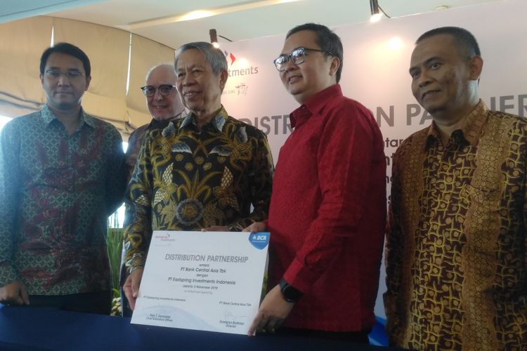 BCA bersama Eastspring Investment bekerja sama dalam distribusi produk investasi reksa dana di Jakarta, Senin (5/11/2018).