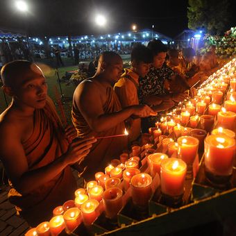Sejumlah Biksu dan Umat Buddha menyalakan lilin pelimpahan jasa dalam perayaan Waisak di Candi Sewu, Prambanan, Klaten, Jawa Tengah, Sabtu (18/5/2019). Prosesi penyalaan lilin pelimpahan jasa itu merupakan sarana mendoakan leluhur yang telah meninggal dunia serta mendoakan umat manusia dibumi dalam rangkaian perayaan Waisak 2563 BE/2019.