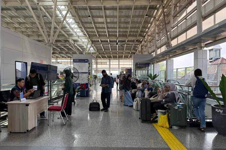 Potret penumpang kereta api di Stasiun Jatinegara. 