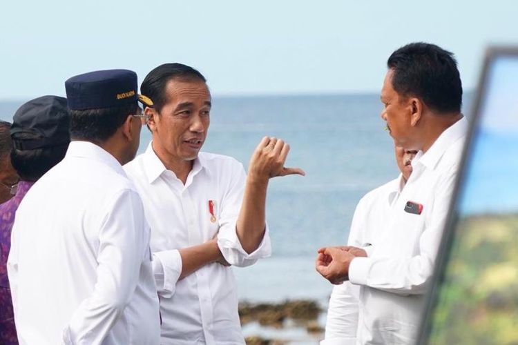 Presiden Joko Widodo saat meninjau rencana pengembangan kawasan pariwisata yang terletak di KEK Tanjung Pulisan, Likupang, Kabupaten Minahasa Utara, Kamis (4/7/2019).