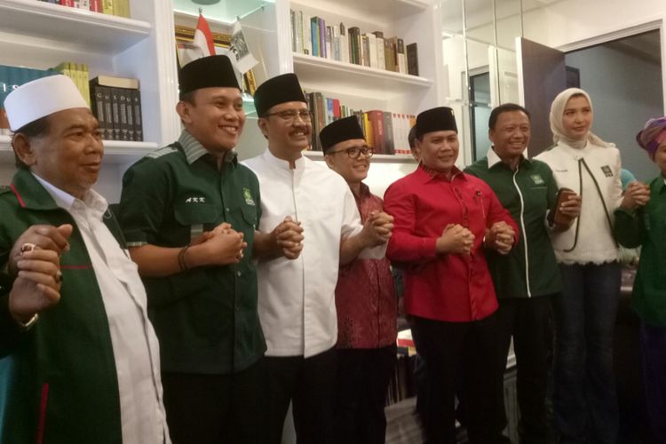 Calon Gubernur dan Wakil Gubernur Jawa Timur dari PKB dan PDI-P Saifulah Yusuf-Abdullah Azwar Anas bersilaturahmi dengan Sekretaris Jenderal dan jajaran pengurus PKB di Kantor DPP PKB, Jakarta, Minggu (15/10/2017)