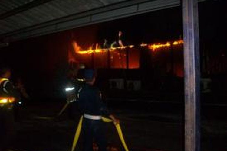 Kantor BRI Kendal, Jawa Tengah, terbakar habis, Senin (11/8/2014) malam. 