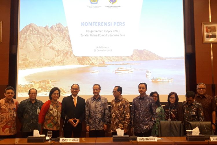 Menteri Keuangan Sri Mulyani Indrawati dan Menteri Perhubungan Budi Karya Sumadi ketika mengumumkan konsorsium PT Cardig Aero Services Tbk dan Changi Airport Mana PTE LTD sebagai pengelola Bandara Komodo di Jakarta, Kamis (26/12/2019).