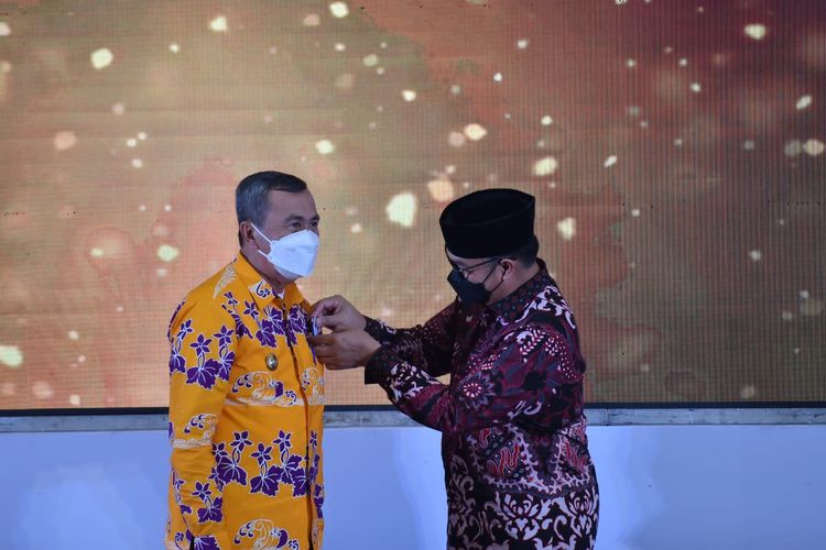 Gubernur Riau Syamsuar menerima penghargaan Manggala Karya Kencana (MKK) 2022 dari Badan Kependudukan dan Keluarga Berencana Nasional (BKKBN) Republik Indonesia (RI).
