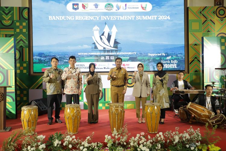 Pemerintah Kabupaten (Pemkab) Bandung resmi membuka Bandung Regency Investment Summit (BRIS) 2024 yang berfokus pada sektor pertanian dan pariwisata, di Hotel Grand Sunshine Resort dan Convention Soreang, Senin (7/10/2024).