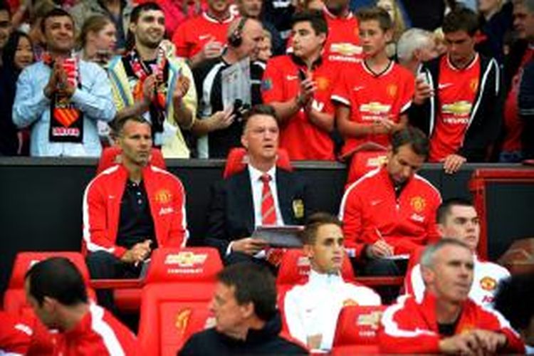Manajer Manchester United, Louis van Gaal (tengah). 