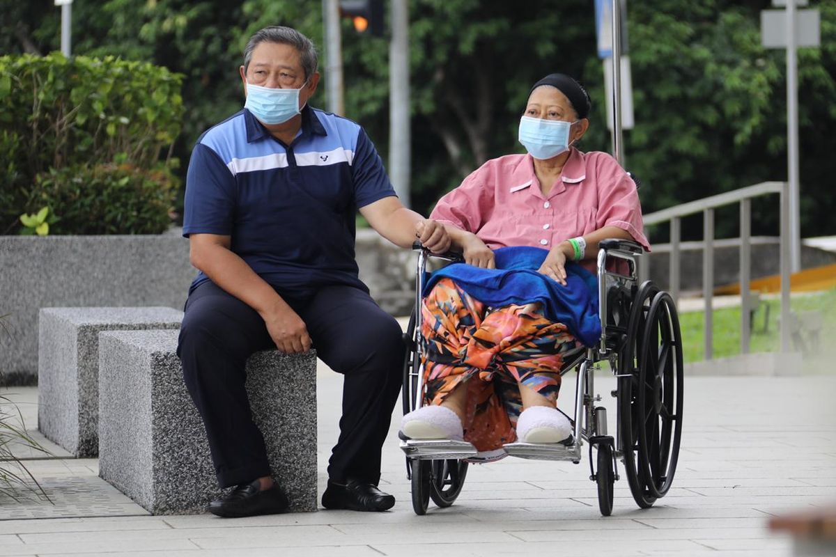 Ibu Ani Yudhoyono, istri Presiden keenam RI Susilo Bambang Yudhoyono, untuk pertama kali keluar dari ruangan perawatan di National Universtiy Hospital Singapura, setelah sekitar tiga bulan dirawat intensif.