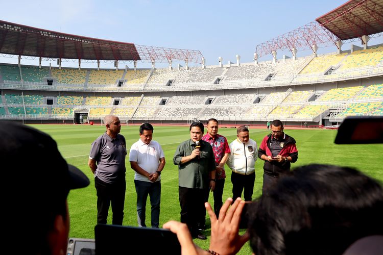 Ketua umum PSSI Erick Thohir saat preskon seusai melakukan peninjauan tempat yang digunakan FIFA Matchday antara Indonesia melawan Palestina di Stadion Gelora Bung Tomo Surabaya, Selasa (6/6/2023) pagi.