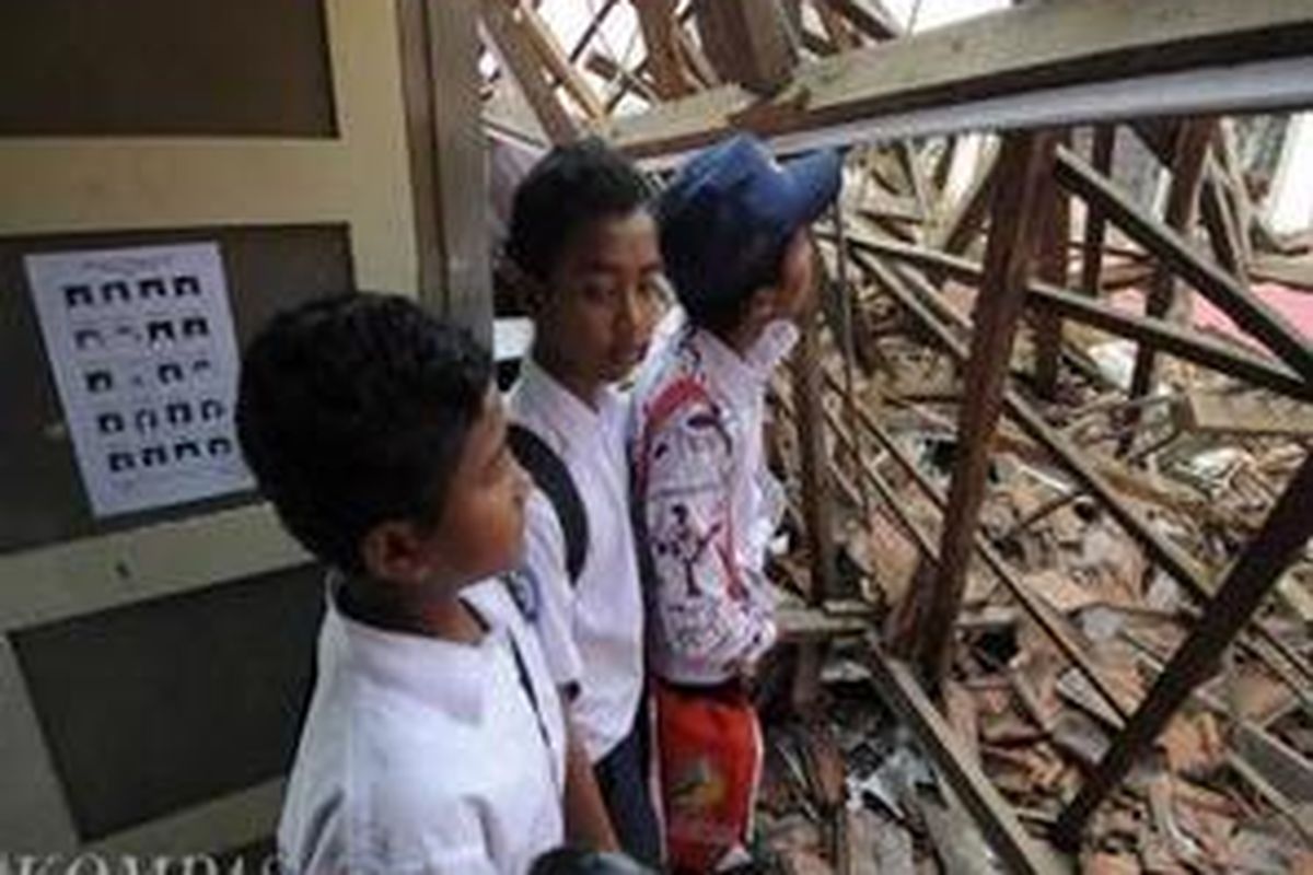 Ilustrasi: Sekolah Dasar yang dibangun pada 1999-2000 itu awalnya memiliki enam ruang kelas dan satu kantor. Kini, setelah ambruknya tiga ruang kelas itu, proses belajar-mengajar bagi 414 siswa sekolah tersebut terganggu.