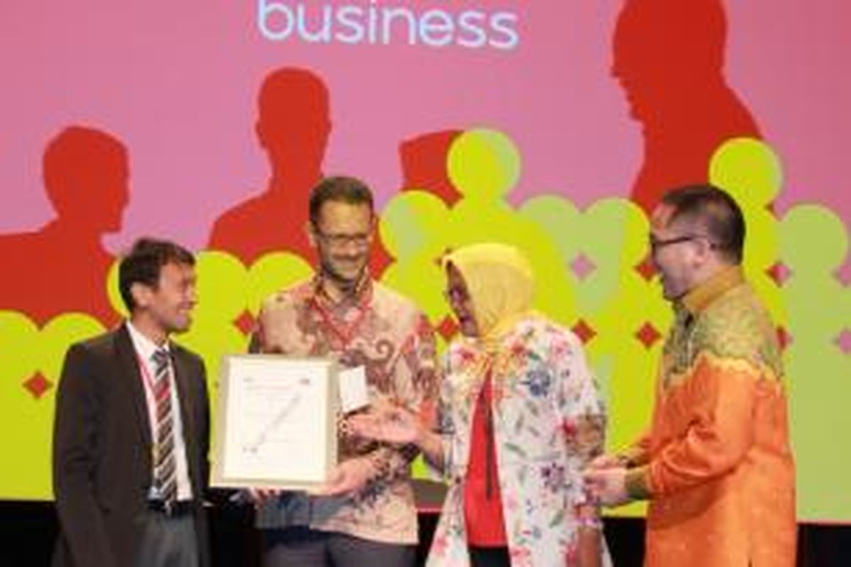 Anwar Siregar, GM Marketing British Standard Institution (paling kiri) menyerahkan sertifikat ISO 27001:2013 kepada Herfini Haryono, Director & Chief Wholesale and Enterprise Officer Indosat Ooredoo (dua dari kana), yang disaksikan oleh Alexander Rusli, President Director & CEO Indosat Ooredoo (paling kanan) dan Yorgos Fragioudakis, Group Head Enterprise Indosat Ooredoo (dua dari kiri)