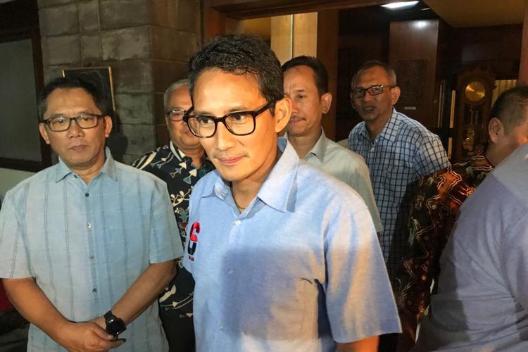 Calon wakil presiden nomor urut 02, Sandiaga Uno, bertemu dengan putra mantan Gubernur DKI Jakarta Ali Sadikin, Boy Sadikin (kiri), di kediaman Boy, di kawasan Jakarta Pusat, Kamis (21/3/2019).