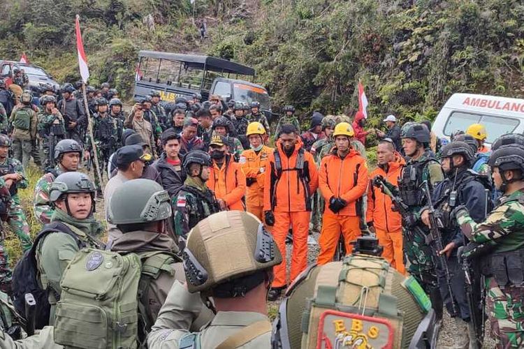 Tim evakuasi gabungan tengah berkoordinasi sebelum bergerak menuju lokasi jatuhnya pesawat Rimbun Air di salah satu gunung di Kampung Bilorai, Distrik Sugapa, Kabupaten Intan Jaya, Papua, Rabu (15/9/2021)