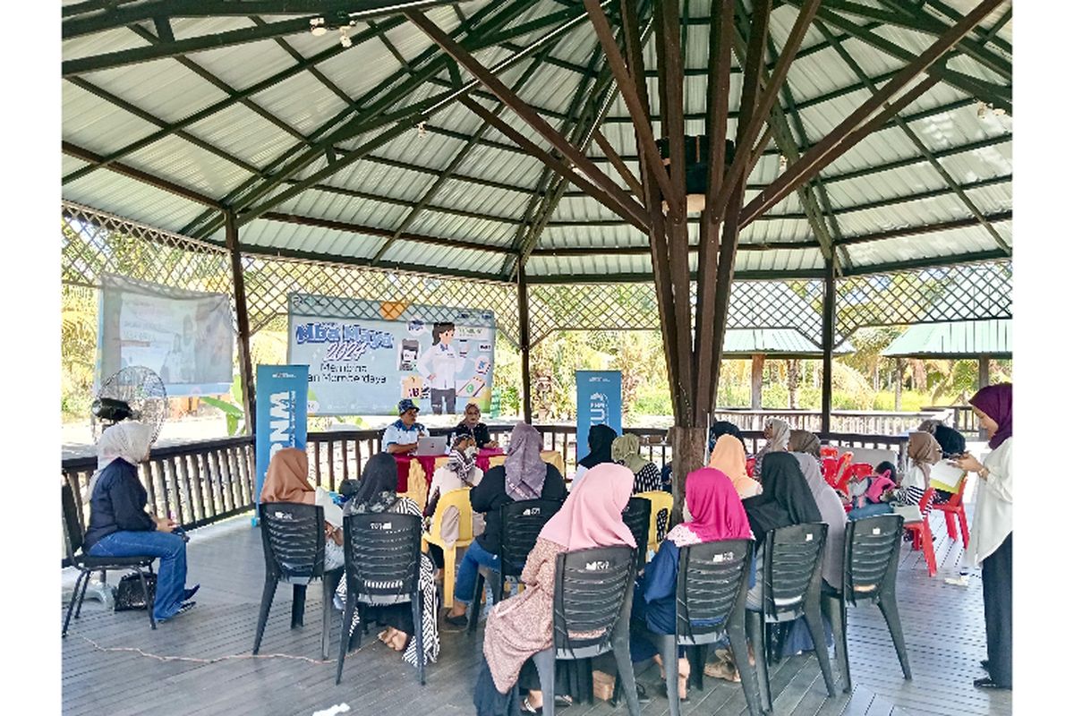 Peserta pelatihan keuangan Program Mba Maya Fase III dari PNM Mekaar berkumpul di Kabupaten Nunukan, Kalimantan Utara. Program ini bertujuan meningkatkan daya saing UMKM di wilayah perbatasan dengan Malaysia, mendorong inovasi dan kesiapan menghadapi tantangan pasar lintas negara 