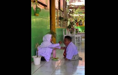 Beredar Video Siswi SD di Gowa Suapi Temannya yang Difabel Bikin ...