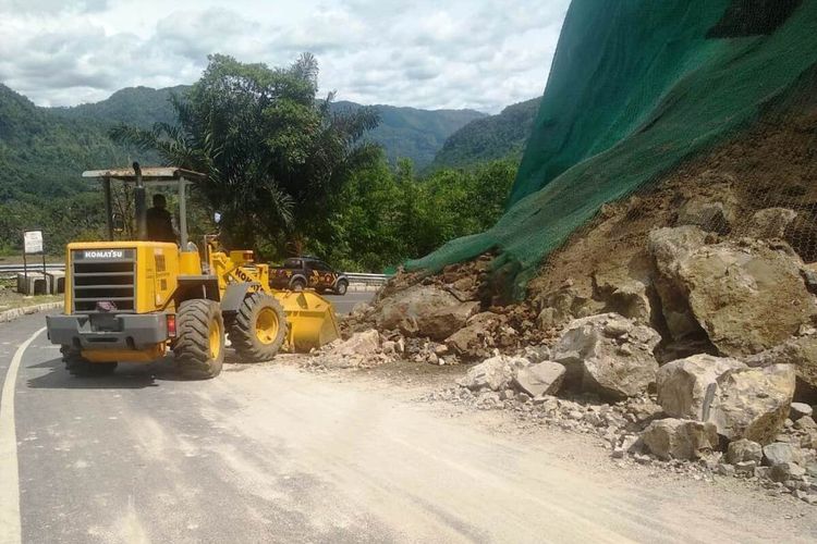 Alat berat diterjunkan untuk membersihkan material longsor tebing tanjakan Mala Naringgul, Kabupaten Cianjur, Jawa Barat, Senin (13/01/2020)