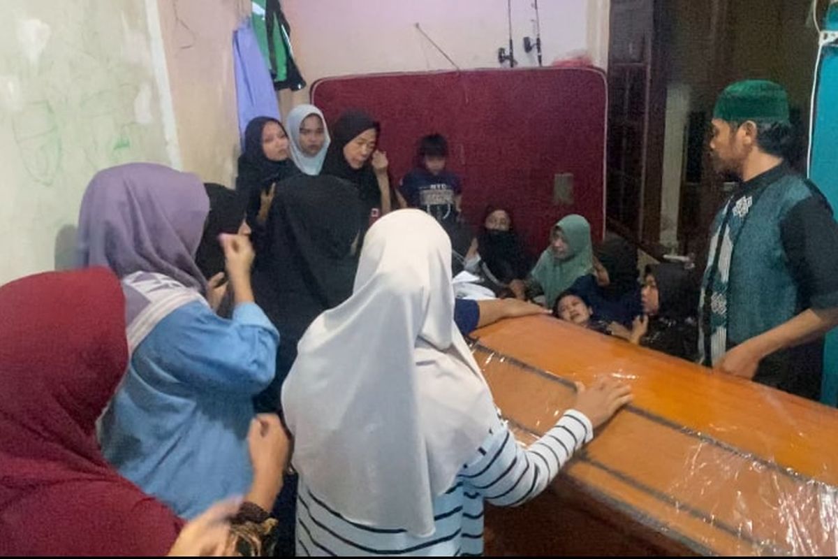 Tangis Histeris Warnai Kedatangan Jenazah Korban Kebakaran Pabrik Pakan Ternak di Bekasi