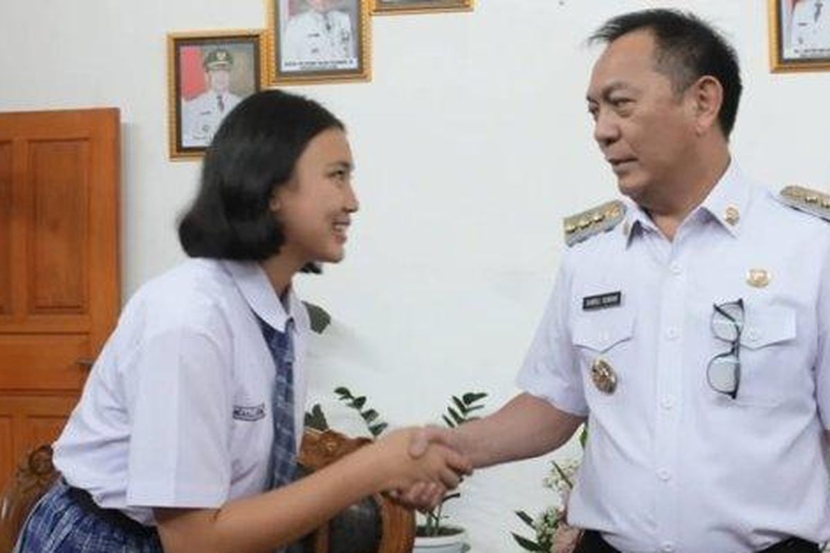 Walikota Tomohon, Caroll Senduk saat bertemu bersama Bianca Lantang di Kantor Walikota Tomohon beberapa waktu lalu. Bianca Lantang terpilih sebagai Calon Pasukan Pengibar Bendera Pusaka (Paskibraka) tingkat Nasional Tahun 2025. 
