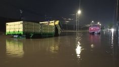 Jalan Raya Porong Tergenang Banjir, 2 Truk Terjebak dan Puluhan Motor Mogok