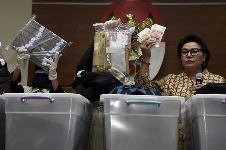 Wakil Ketua KPK Basaria Panjaitan (kanan) bersama  penyidik KPK menunjukan barang bukti pada operasi tangkap tangan KPK di Kementerian Perhubungan di gedung KPK, Jakarta, Kamis (24/8/2017). KPK menetapkan Dirjen Perhubungan Laut Kemenhub Antonius Tonny Budiono dan Komisaris PT Adhi Guna Keruktama, Adiputra Kurniawan sebagai tersangka suap terkait perizinan pengadaan proyek-proyek di Ditjen Hubla seperti proyek di Pelabuhan Tanjungmas, Semarang, serta mengamankan barang bukti uang senilai Rp 18,9 miliar dan rekening dengan saldo sebesar Rp 1,174 miliar pada operasi tangkap tangan yang dilakukan KPK pada Rabu (23/8/2017).