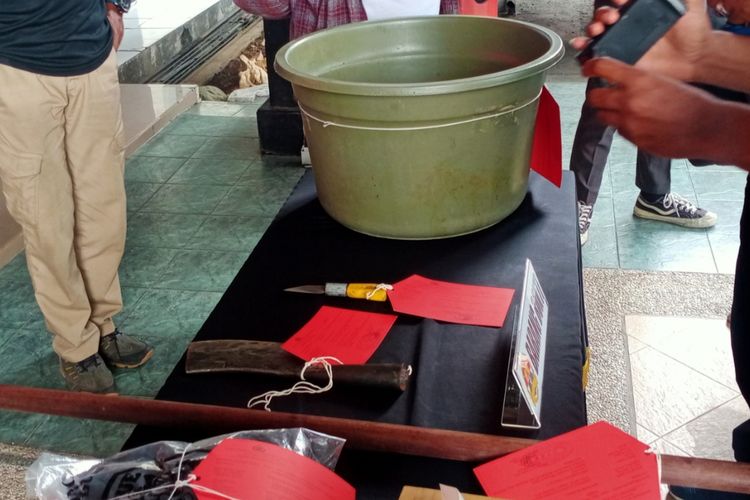 Beberapa barang bukti yang diamankan polisi dari perkara mutilasi di Kota Malang, yakni pisau kecil, pisau besar, tongkat dan ember. 