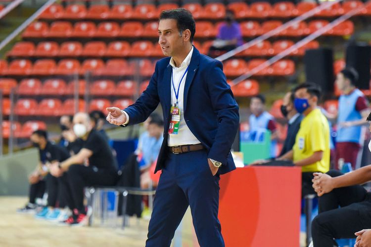 Pelatih timnas futsal Indonesia, Mohammad Hashemzadeh, saat memimpin Garuda di final Piala AFF Futsal 2022 melawan Thailand, Minggu (11/4/2022).