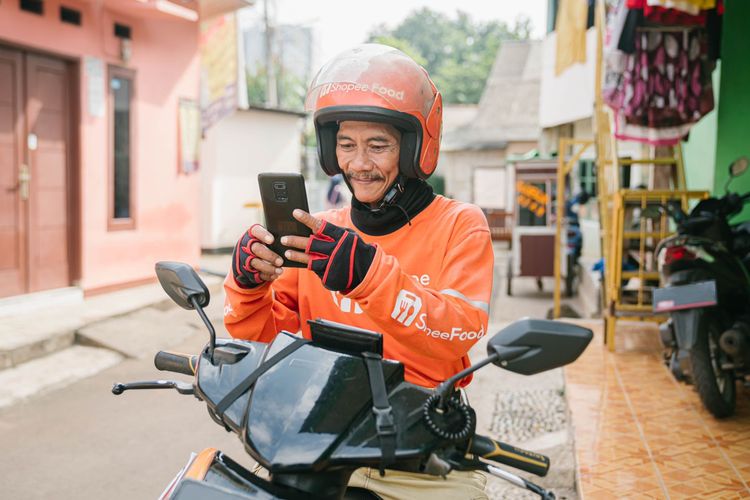 Boleh saja berkendara dengan menggunakan handphone, asalkan tetap menerapkan anjuran keselamata dan sikap berkemudi yang baik