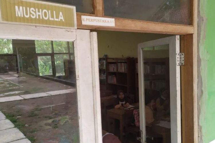 Ruang perpustakaan awalnya digunakan sebagai Musholla, lalu dijadikan ruang kelas.