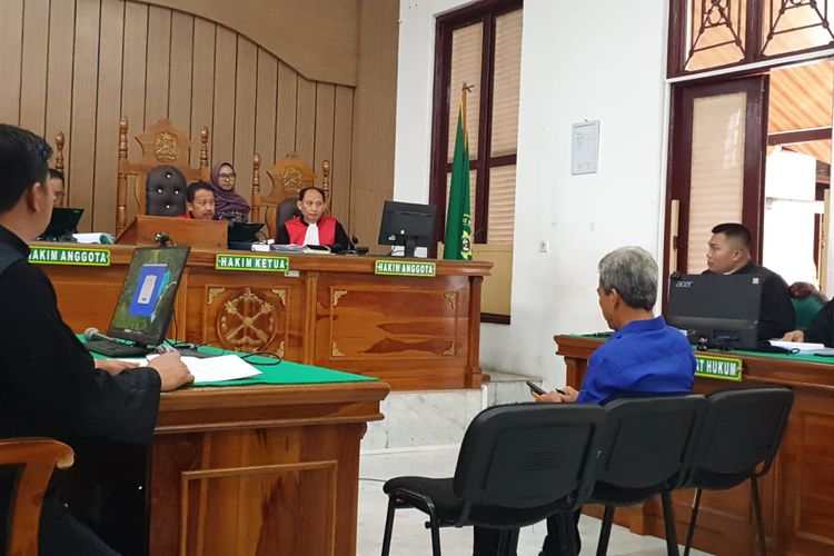 Eks Bupati Samosir Magindar Simbolon saat menjalani sidang tuntutan korupsi izin pembukaan lahan hutan di Pengadilan Negeri Medan, Jumat (8/3/2024)