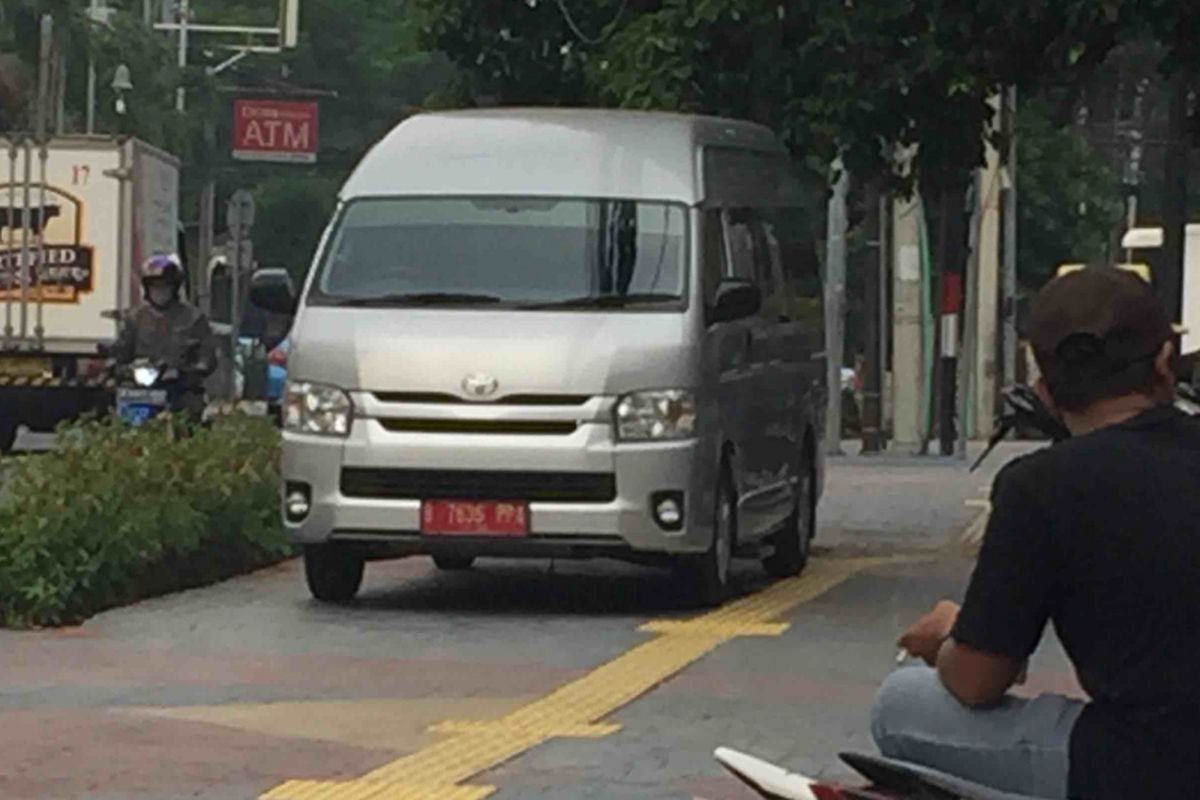 Sejumlah kendaraan parkir liar di trotoar yang berada di Jalan Sunda, Jakarta Pusat. Badan trotoar dengan luas lebih dari 8 meter itu dengan sengaja dijadikan tempat parkir belasan motor serta sebuah mobil berplat merah. Mobil hiace milik pemerintah bernomor polisi B-7636-PPA itu parkir di tengah trotoar. Hal itu membuat sejumlah pejalan kaki kesulitan melintas, Selasa (10/7/2018). 