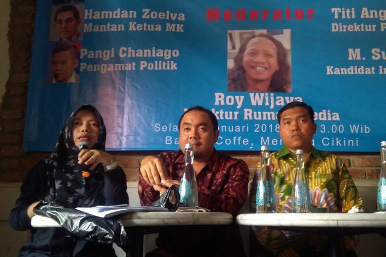 Direktur Eksekutif Perkumpulan untuk Pemilu dan Demokrasi Titi Anggraini (kiri) dalam sebuah diskusi di Jakarta, Selasa (2/1/2018).