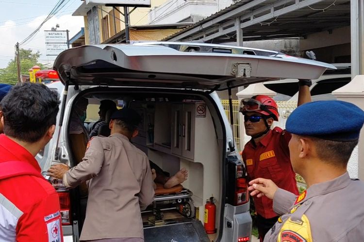 Dua Jam Negosiasi Alot, Polisi Berhasil Bujuk Lansia di Purwokerto yang Hendak Bunuh Diri