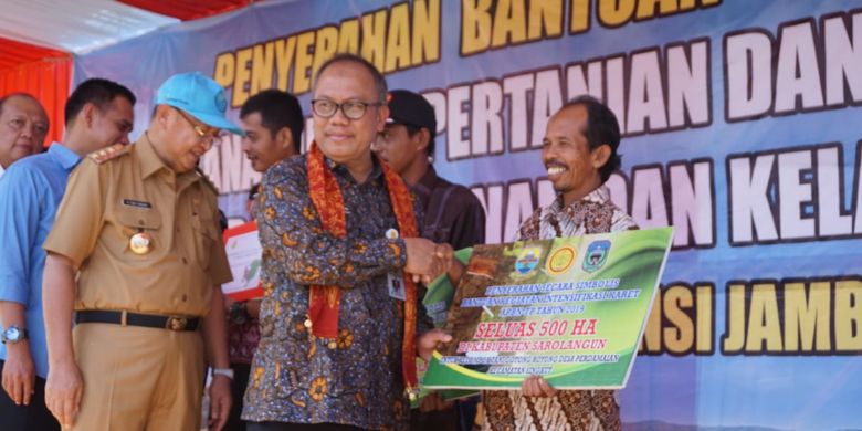 Kementerian Pertanian (Kementan) serahkan bantuan kepada para petani karet di Kabupaten Sarolangun, Jambi.