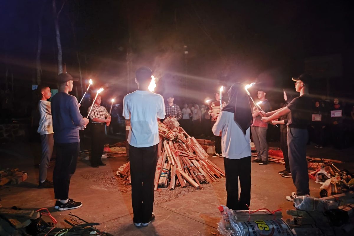 Perwakilan murid MAN 2 Kota Bandung menyalakan api unggun di acara PPK. 
