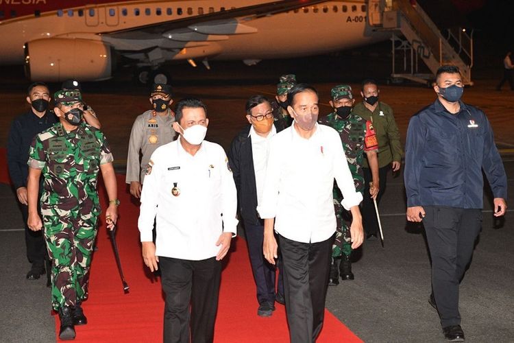 Gubernur Kepulauan Riau H Ansar Ahmad menyambut Presiden RI Jokowi di Bintan.